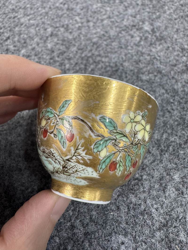 清康熙 金地五彩花蝶紋小杯 - 图3