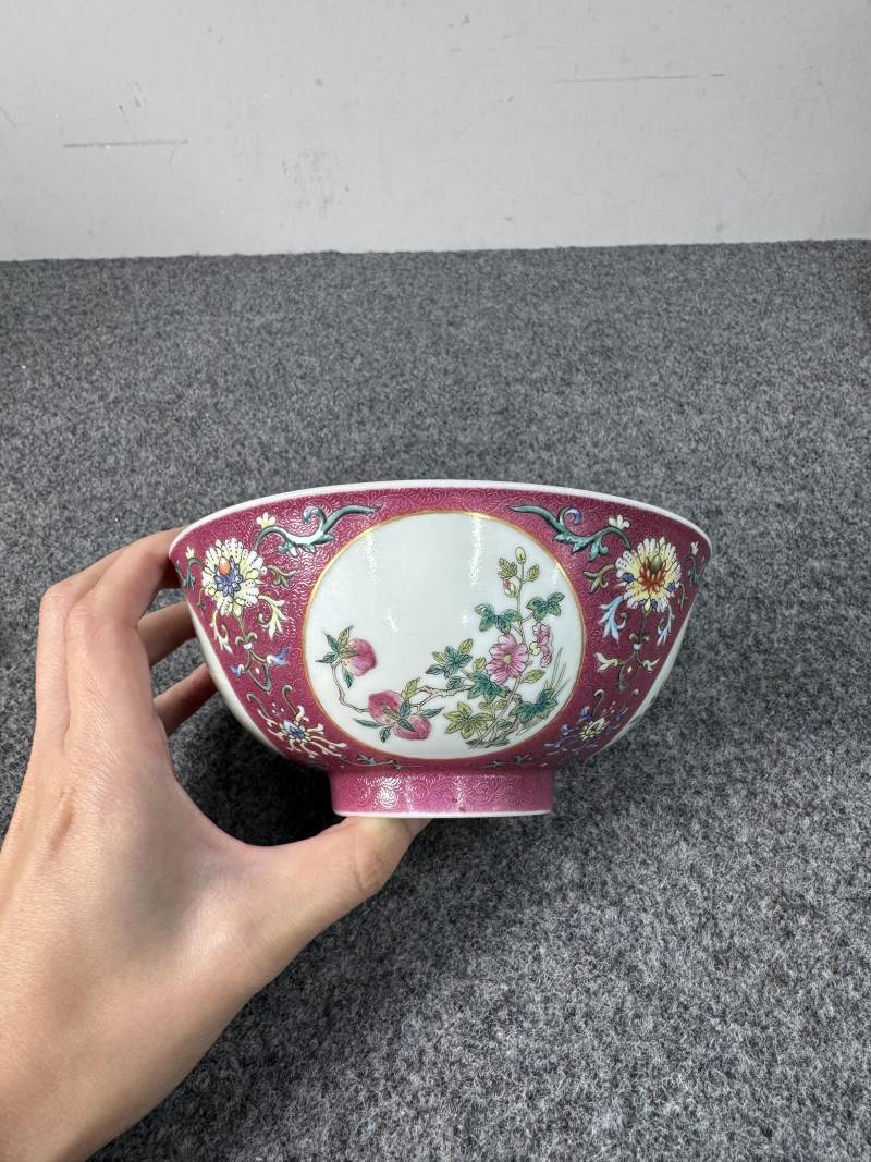 清道光 胭脂紅地洋彩軋道開光花卉紋碗 - 图3