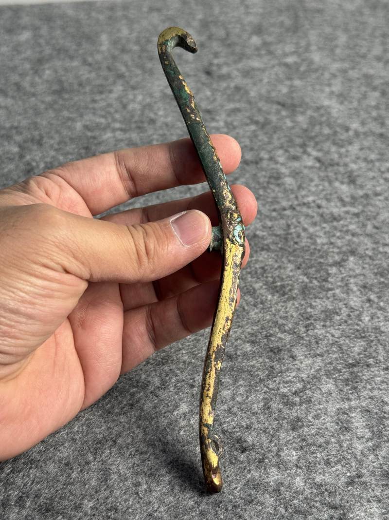 銅鎏金嵌綠松石獸首帶鉤和銅錯金帶鉤各一件 - 图11