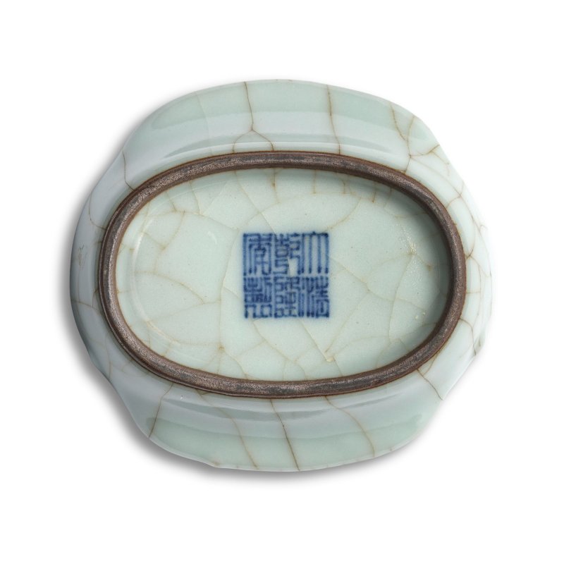 清乾隆 仿哥釉耳杯形筆舔 | A RARE GE-TYPE GLAZED 'EAR CUP' SHAPED INK PALETTE, BITIAN - 图2