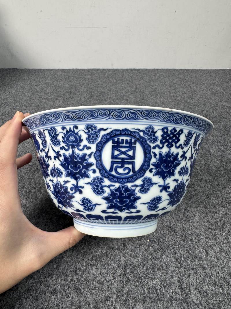清乾隆 青花蓮托八寶紋「萬壽無疆」碗 - 图3
