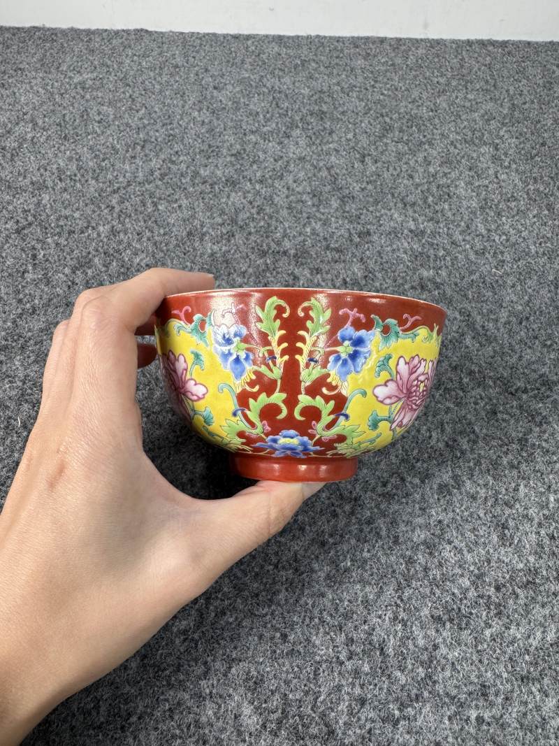 清道光 珊瑚紅地洋彩開光花卉紋碗 - 图7