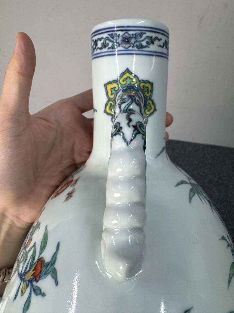 清雍正 鬥彩加粉彩安喜圖卷雲耳抱月瓶 - 图17