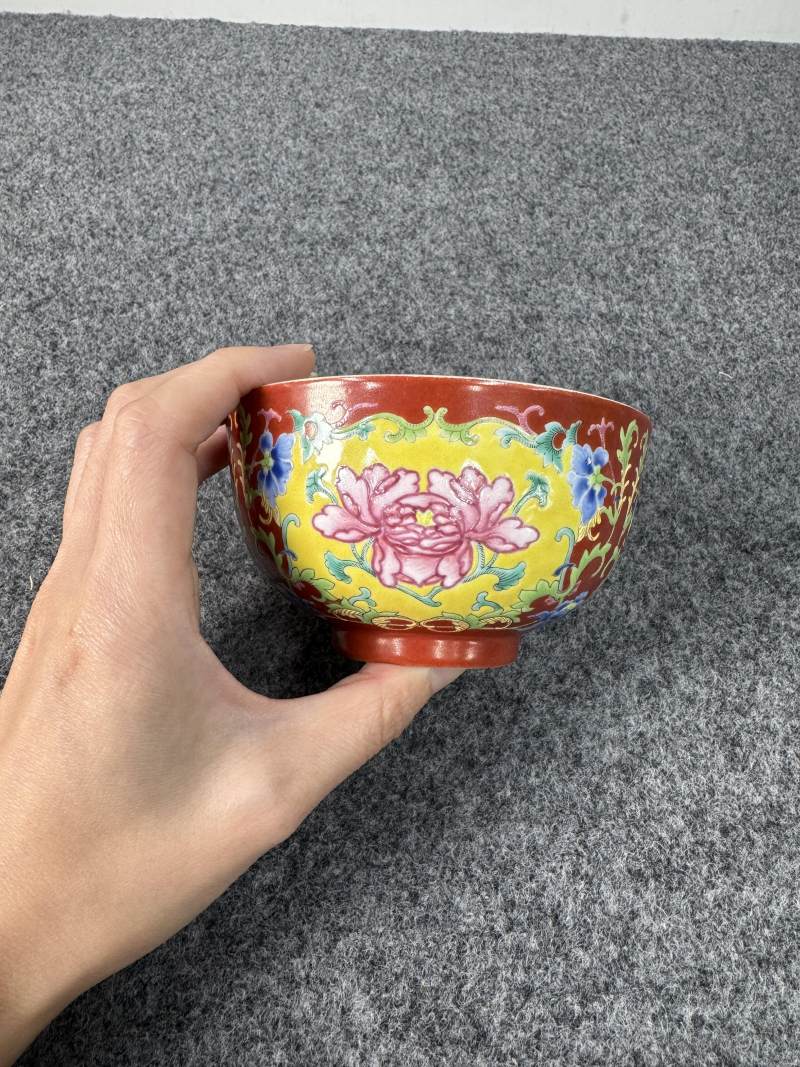 清道光 珊瑚紅地洋彩開光花卉紋碗 - 图8