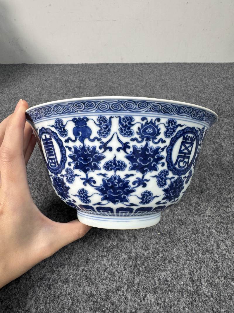 清乾隆 青花蓮托八寶紋「萬壽無疆」碗 - 图4