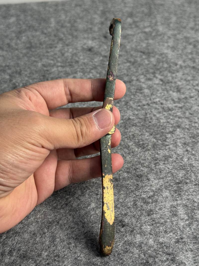 銅鎏金嵌綠松石獸首帶鉤和銅錯金帶鉤各一件 - 图12