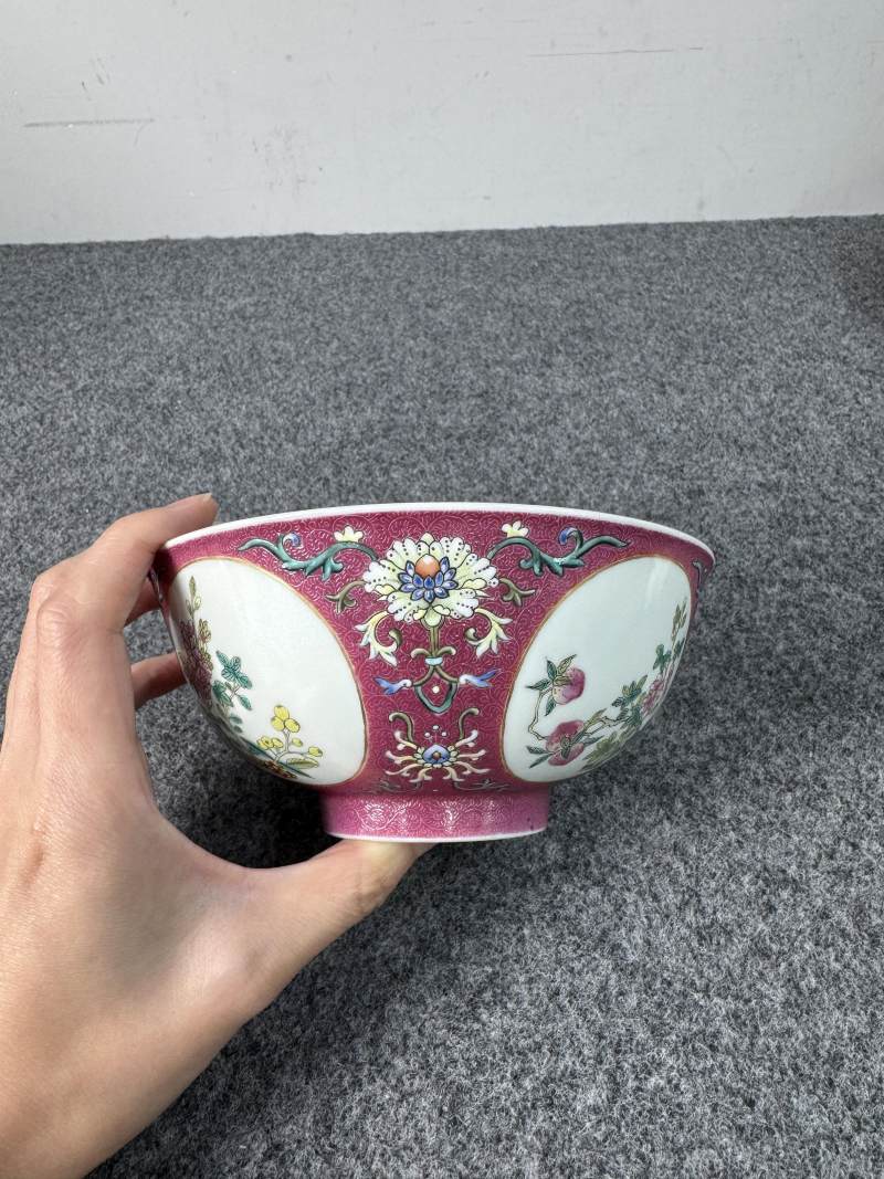 清道光 胭脂紅地洋彩軋道開光花卉紋碗 - 图4