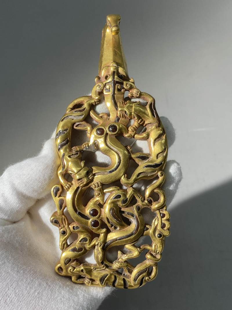金質鏤空鑲嵌群獸搏噬帶鉤 - 图3