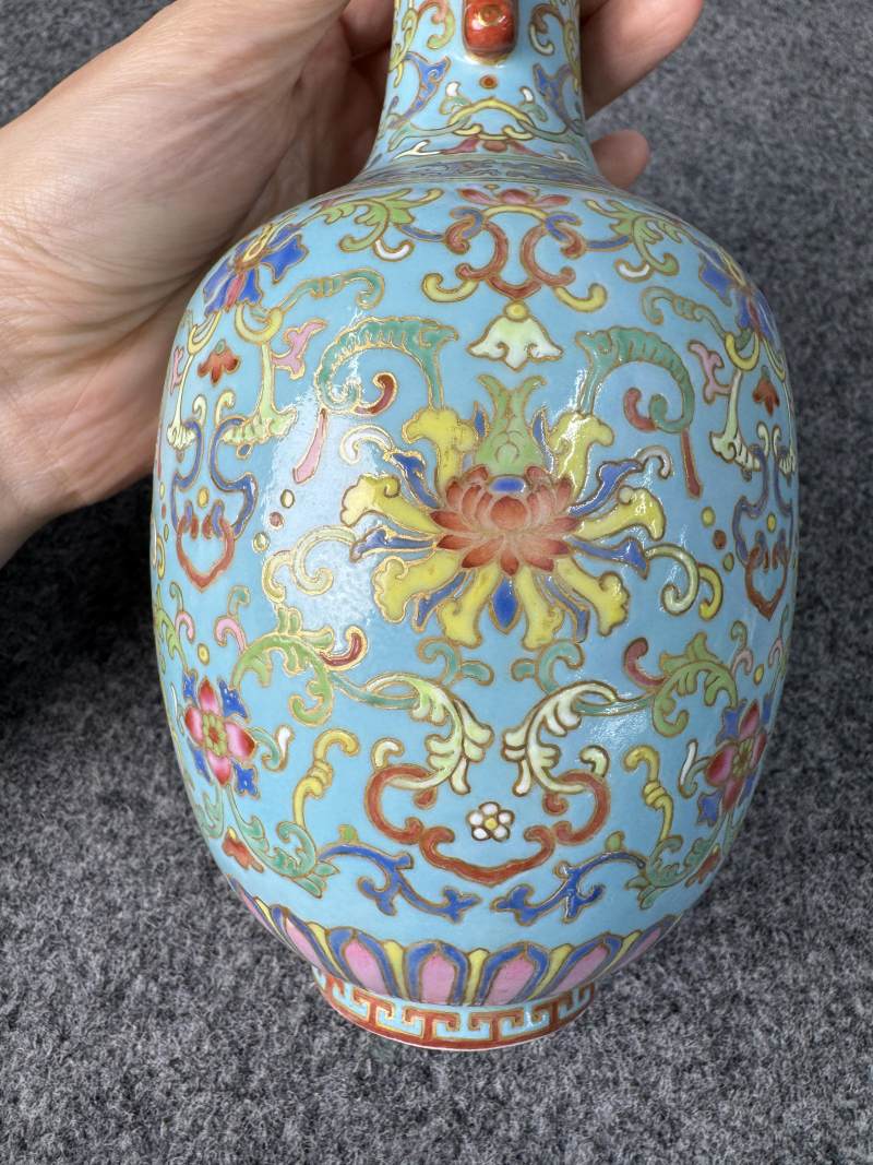 清乾隆 松石綠地粉彩纏枝花卉紋瓶 - 图16