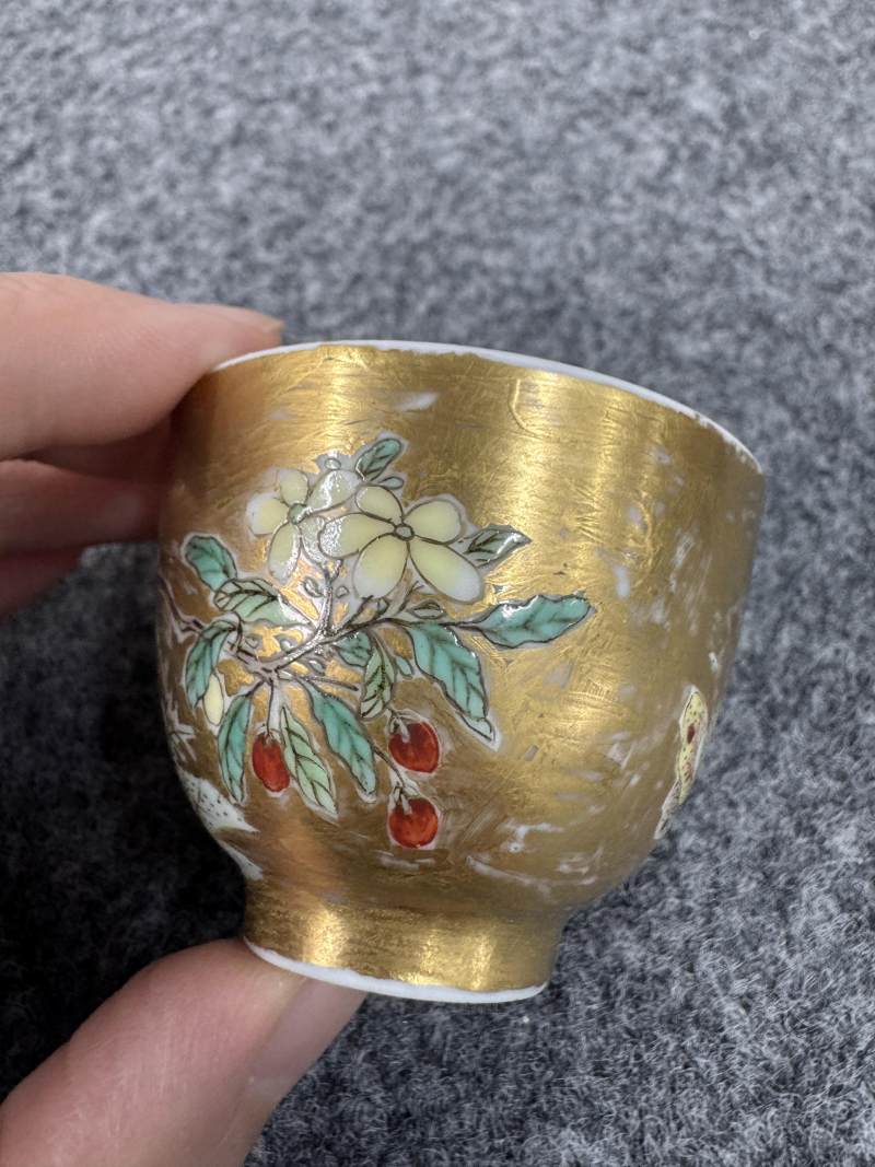 清康熙 金地五彩花蝶紋小杯 - 图4