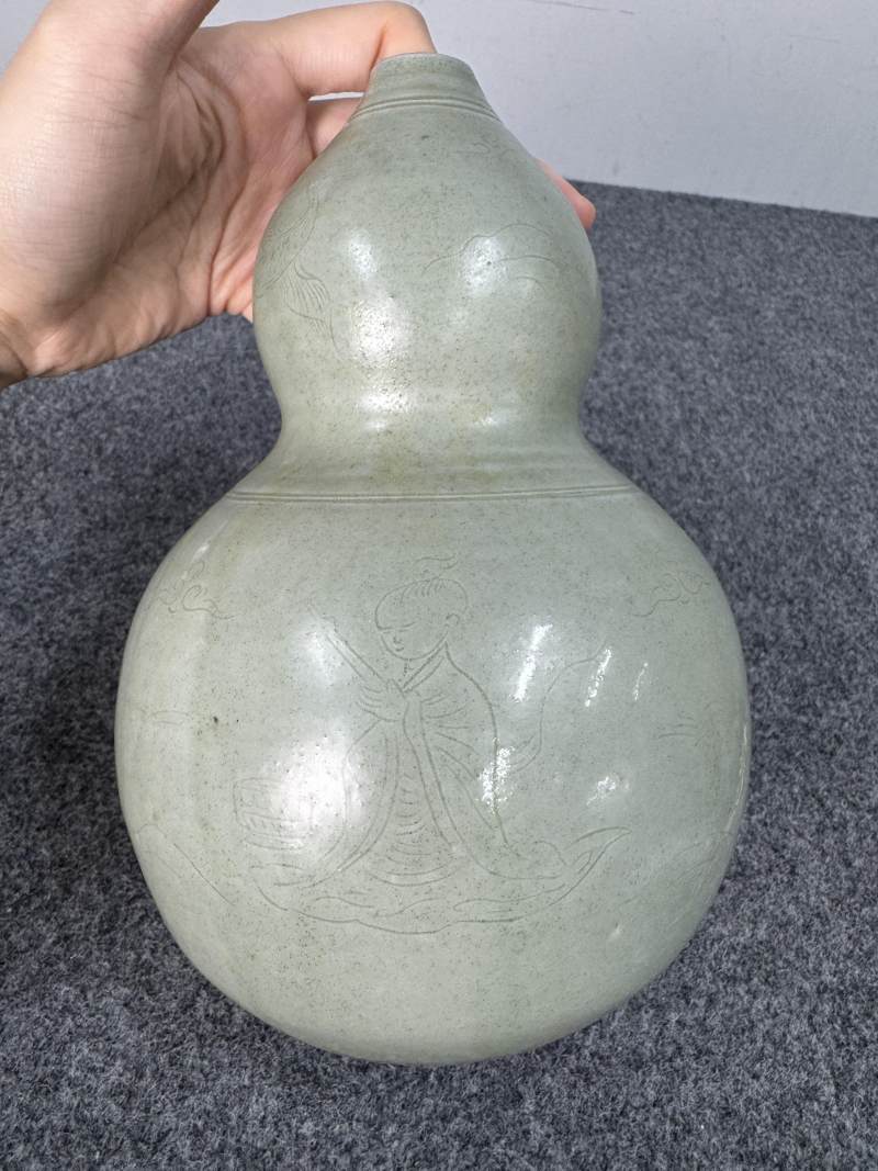 越窯青釉暗刻高士仙鶴圖葫蘆瓶 - 图4