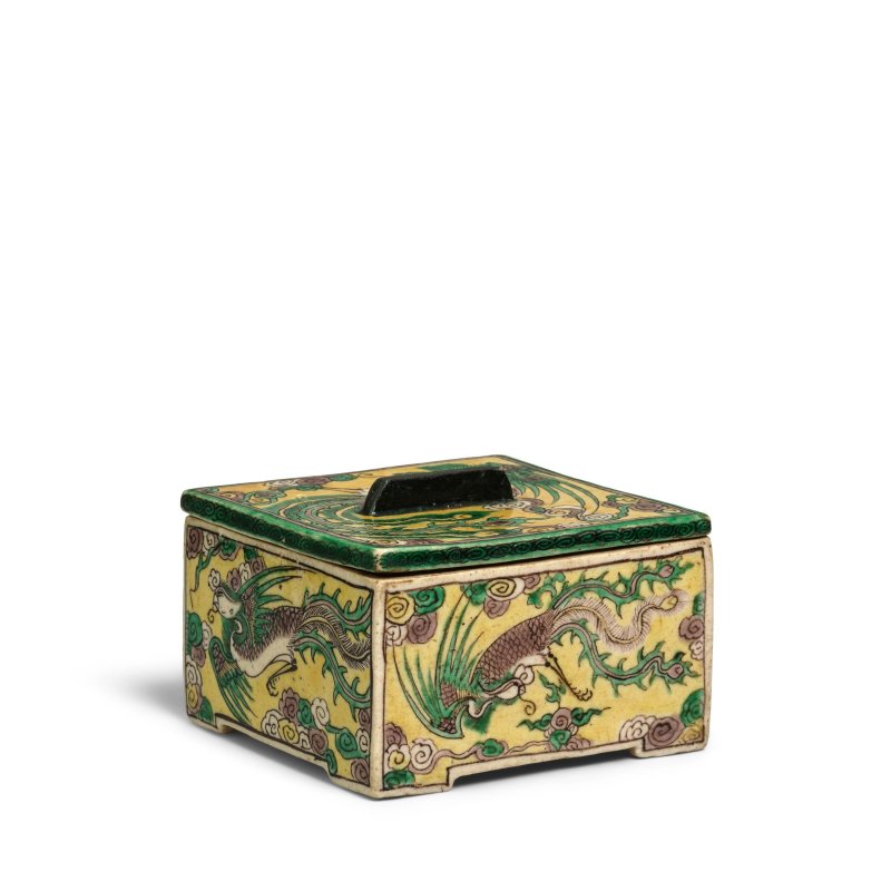 清康熙 素三彩鳳紋蓋盒 | A FAMILLE VERTE BISCUIT 'PHOENIXES' SQUARE BOX AND COVER - 图5