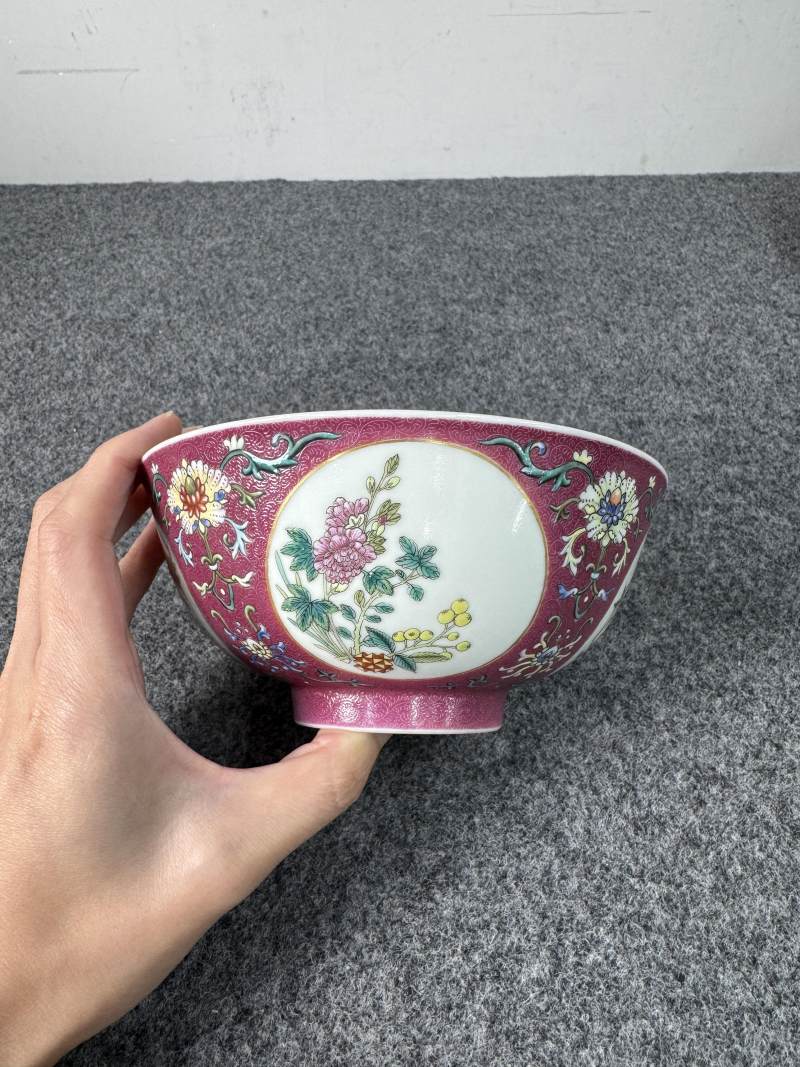 清道光 胭脂紅地洋彩軋道開光花卉紋碗 - 图5