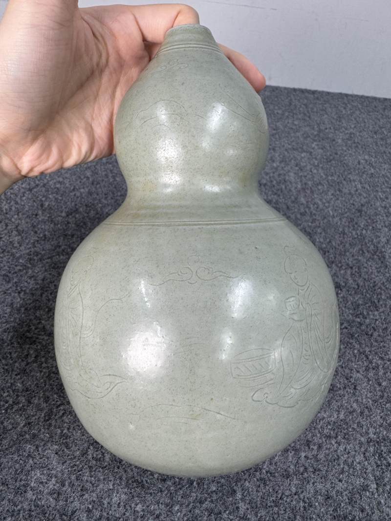 越窯青釉暗刻高士仙鶴圖葫蘆瓶 - 图5
