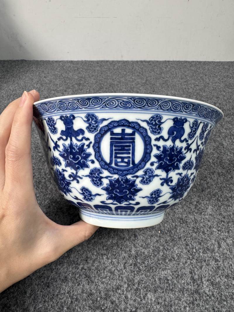 清乾隆 青花蓮托八寶紋「萬壽無疆」碗 - 图5