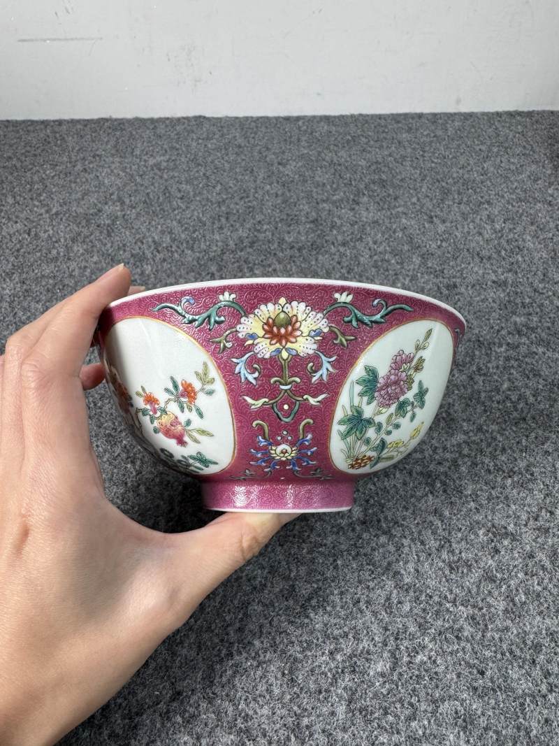 清道光 胭脂紅地洋彩軋道開光花卉紋碗 - 图6