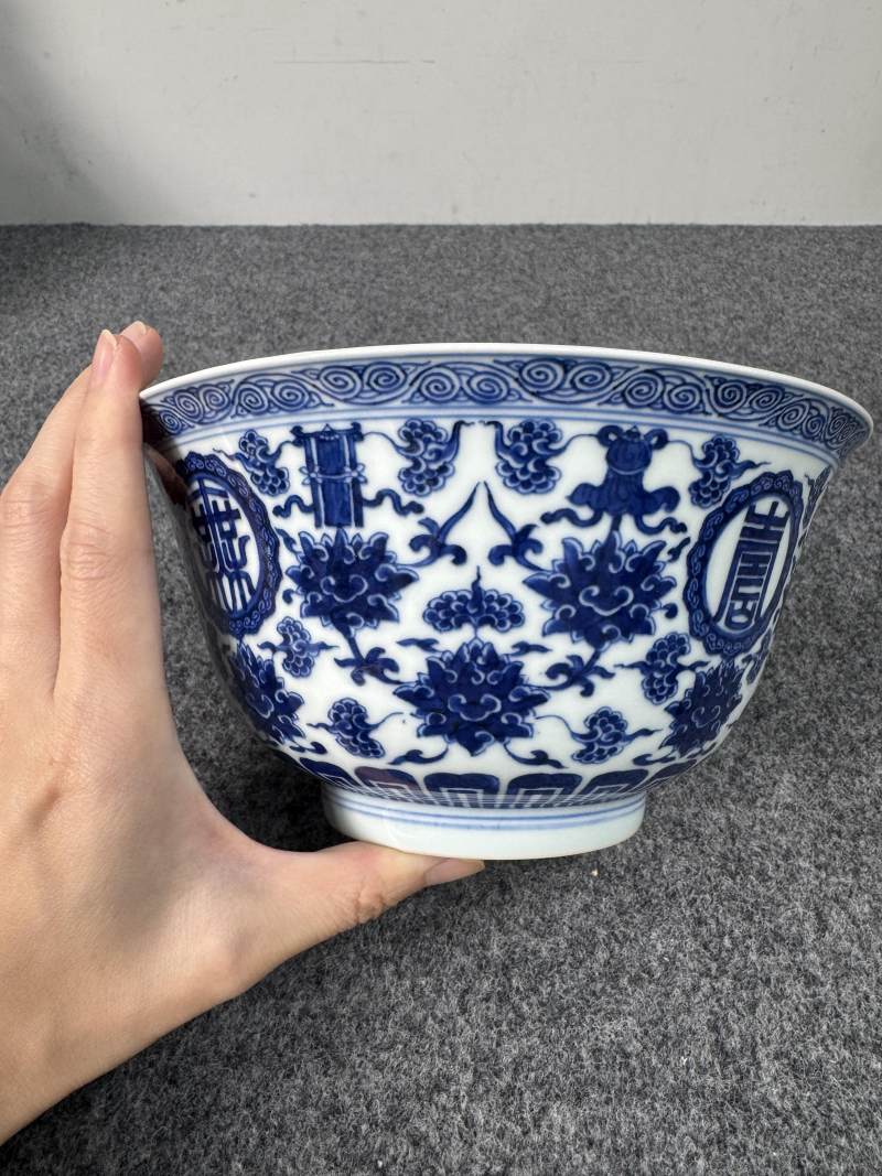 清乾隆 青花蓮托八寶紋「萬壽無疆」碗 - 图6