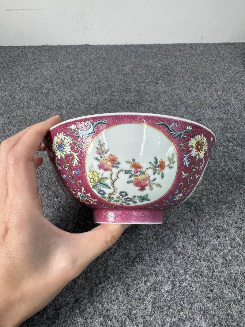 清道光 胭脂紅地洋彩軋道開光花卉紋碗 - 图7