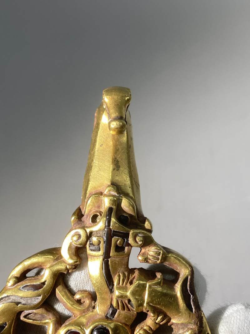 金質鏤空鑲嵌群獸搏噬帶鉤 - 图5