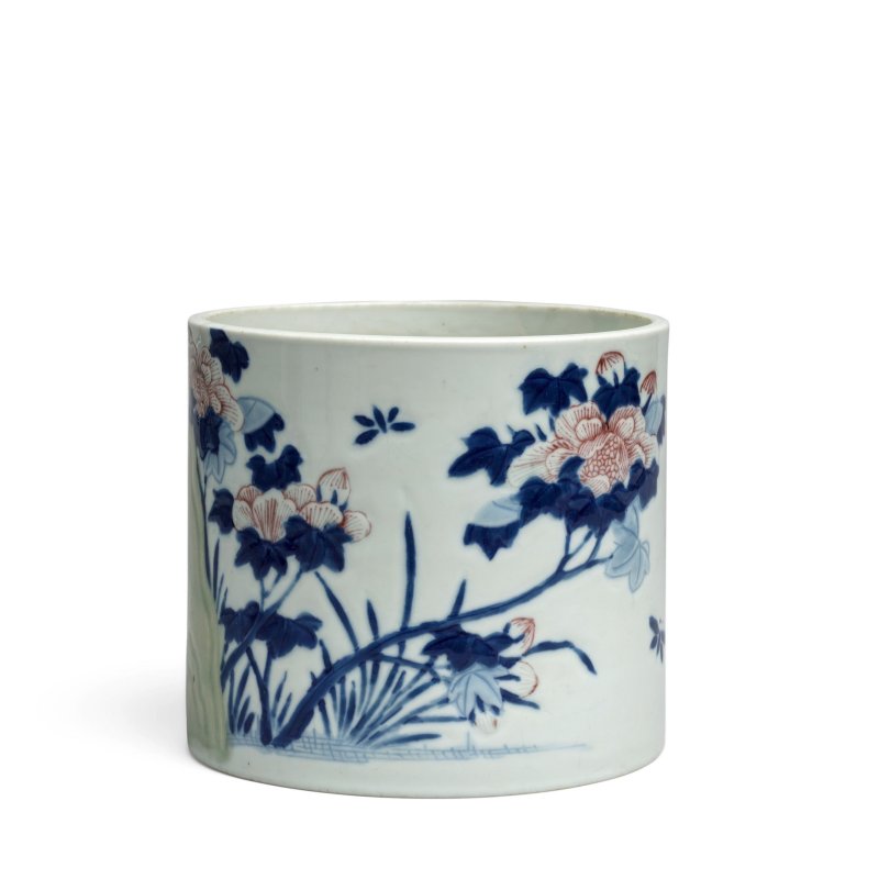清康熙 豆青釉青花釉裏紅花卉紋筆筒 | A BLUE AND WHITE, COPPER-RED AND CELADON BRUSHPOT, BITONG - 图7