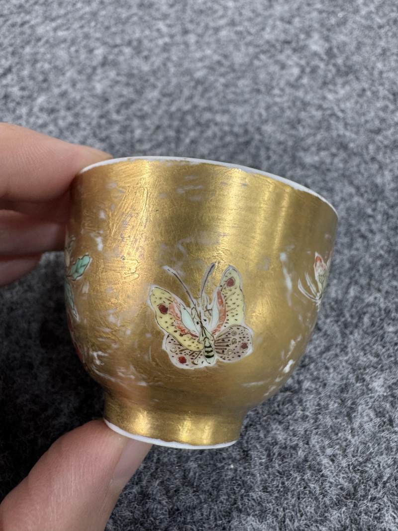 清康熙 金地五彩花蝶紋小杯 - 图5