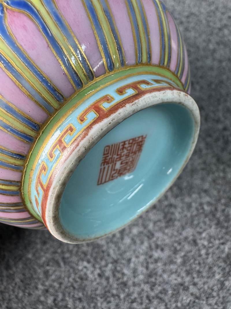 清乾隆 松石綠地粉彩纏枝花卉紋瓶 - 图20