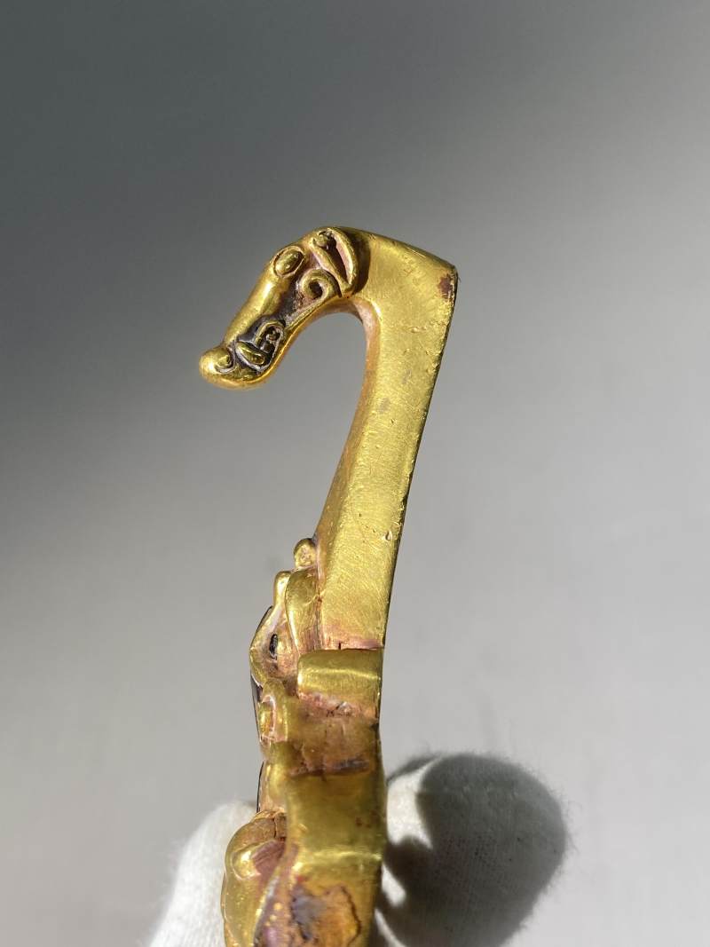 金質鏤空鑲嵌群獸搏噬帶鉤 - 图6