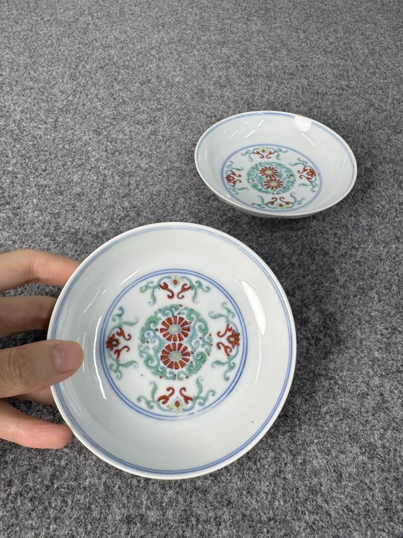 清雍正 鬥彩團菊紋盤一對 - 图2