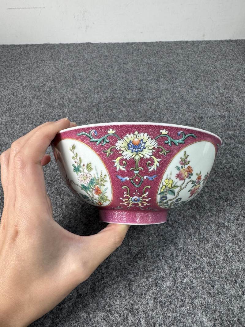 清道光 胭脂紅地洋彩軋道開光花卉紋碗 - 图8