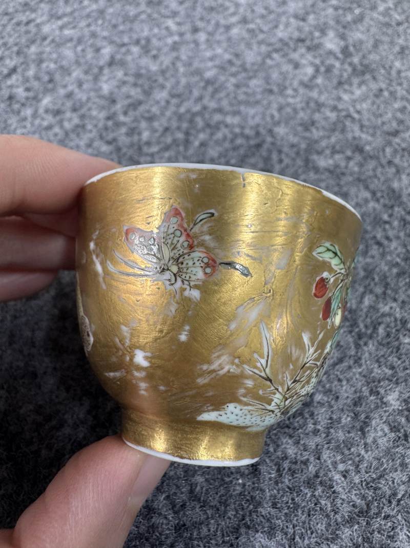 清康熙 金地五彩花蝶紋小杯 - 图6