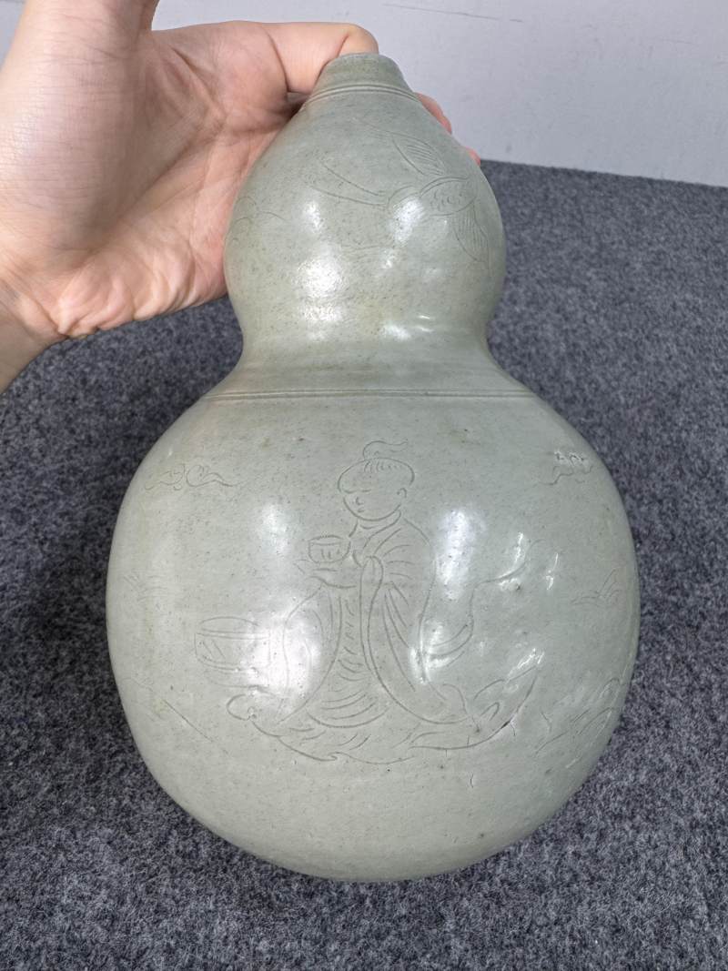 越窯青釉暗刻高士仙鶴圖葫蘆瓶 - 图6