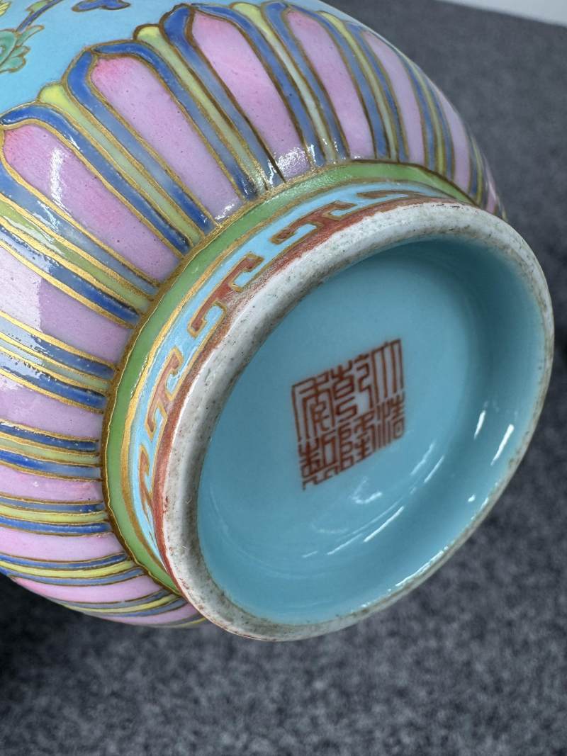 清乾隆 松石綠地粉彩纏枝花卉紋瓶 - 图19