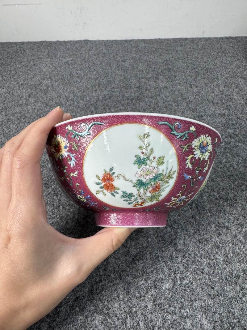清道光 胭脂紅地洋彩軋道開光花卉紋碗 - 图9