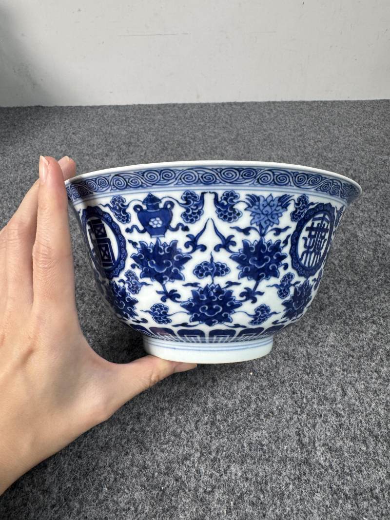 清乾隆 青花蓮托八寶紋「萬壽無疆」碗 - 图8