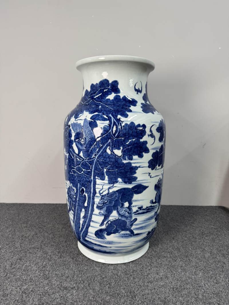 清乾隆 青花瑞獸圖燈籠瓶 - 图3
