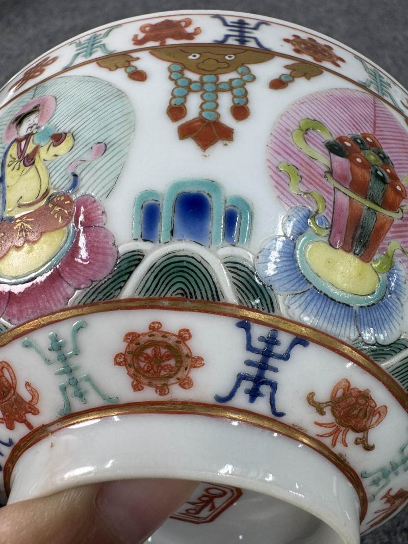 清道光 粉彩七珍八寶紋碗一對 - 图12
