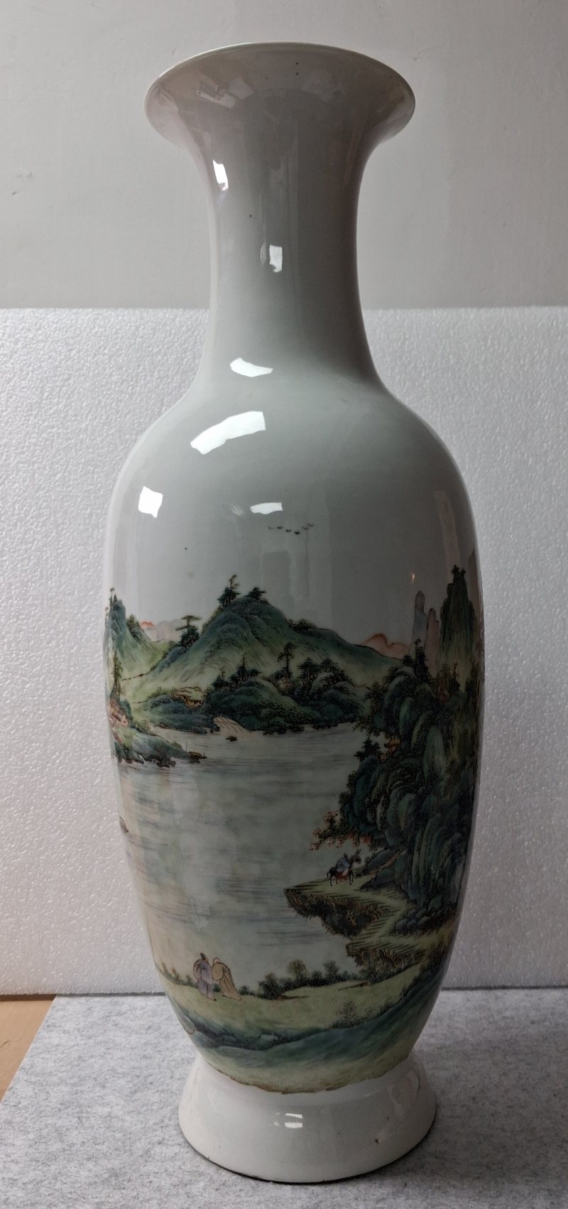 民國汪林 粉彩青綠山水大瓶 - 图4