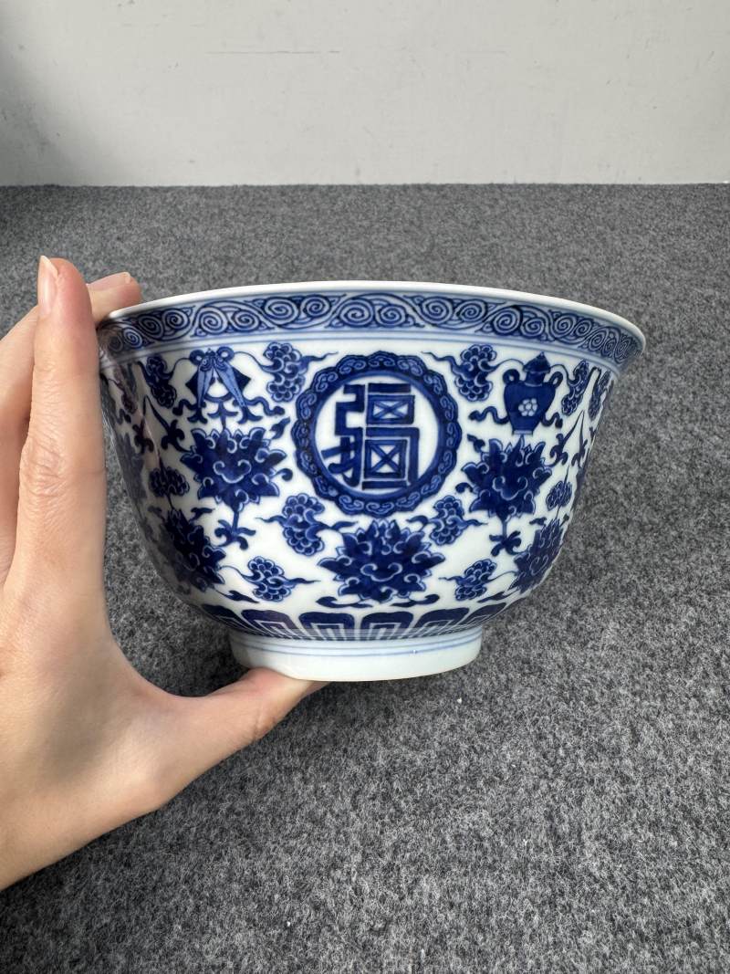 清乾隆 青花蓮托八寶紋「萬壽無疆」碗 - 图9