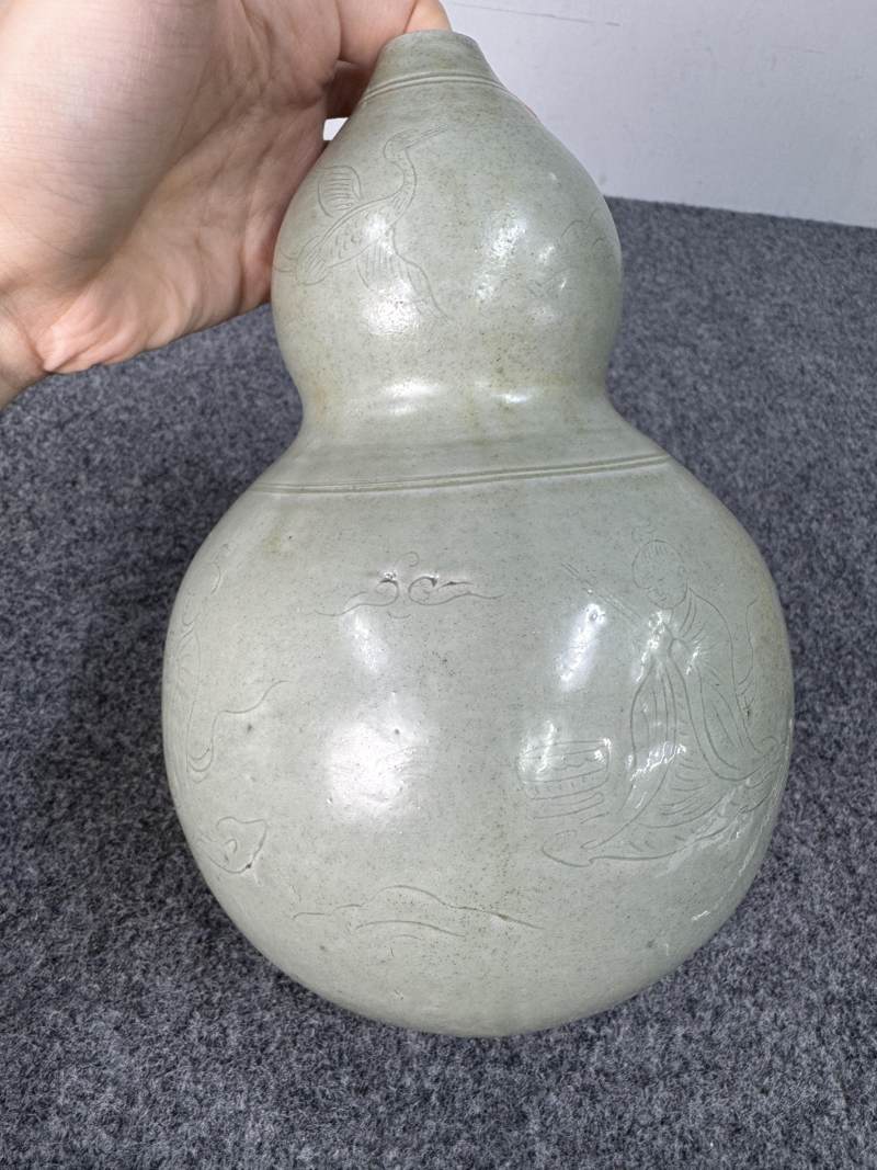 越窯青釉暗刻高士仙鶴圖葫蘆瓶 - 图7