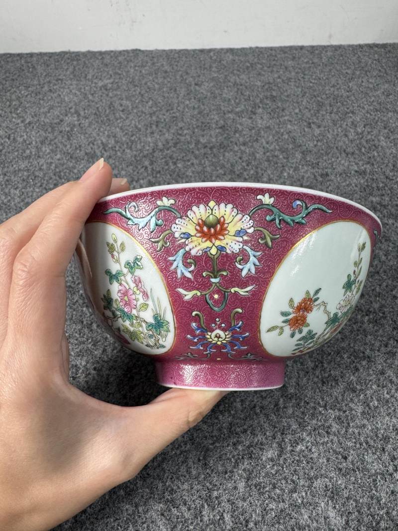 清道光 胭脂紅地洋彩軋道開光花卉紋碗 - 图10