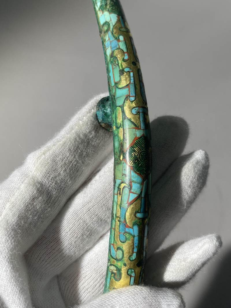 銅錯金嵌綠松石、煤精石獸首帶鉤 - 图11