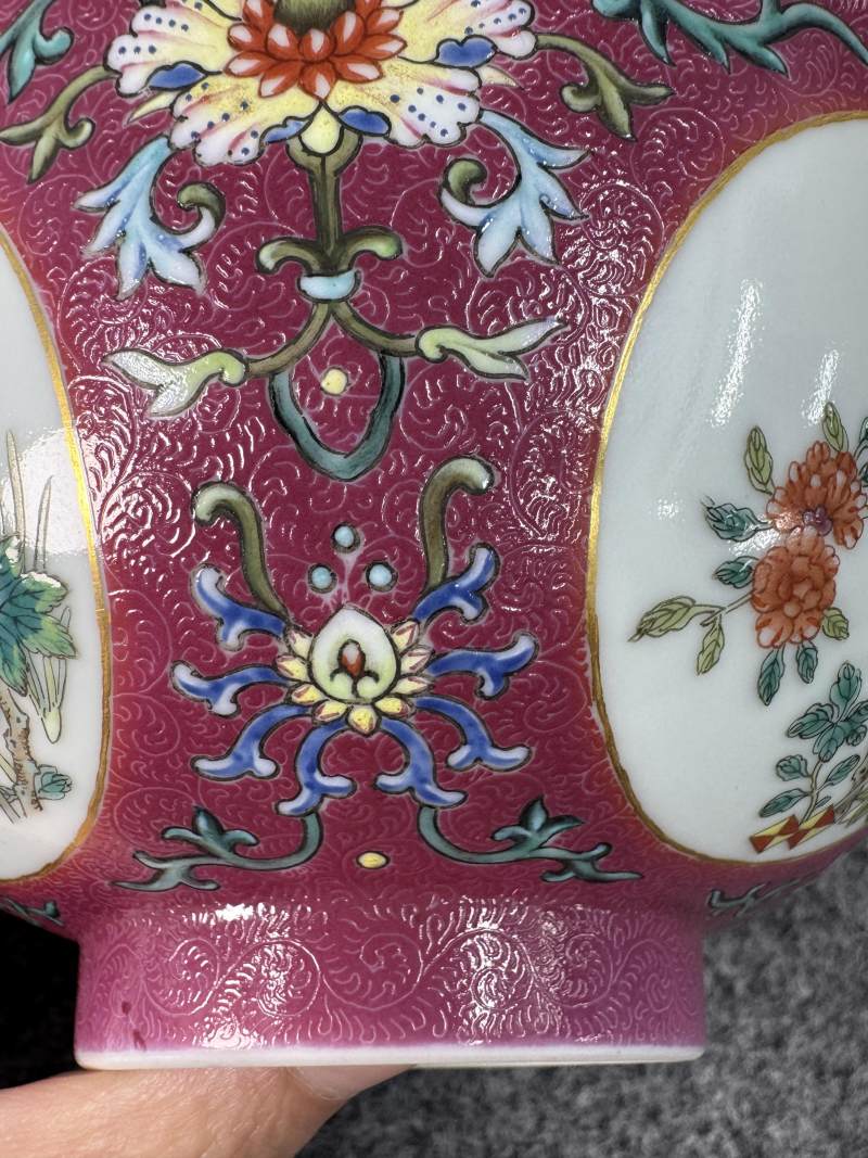 清道光 胭脂紅地洋彩軋道開光花卉紋碗 - 图12