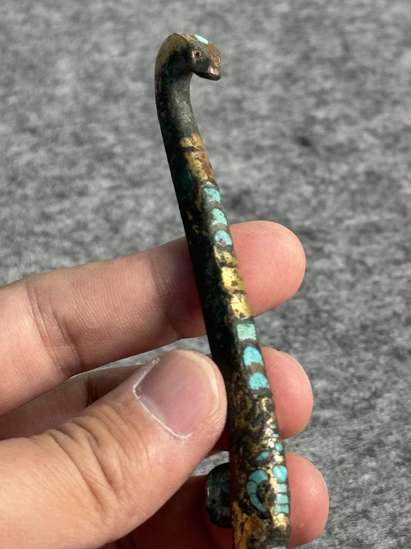 銅鎏金嵌綠松石獸首帶鉤和銅錯金帶鉤各一件 - 图15