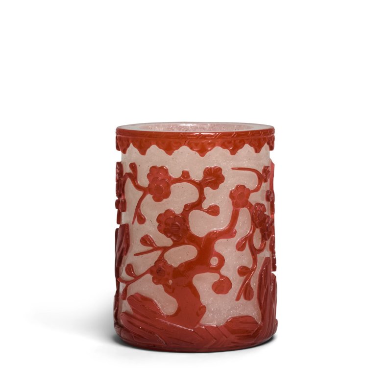 清乾隆/嘉慶 京作霏雪地套寶石紅料梅竹紋筆筒 | A RED OVERLAY BEIJING GLASS 'SNOWFLAKE' BRUSHPOT, BITONG