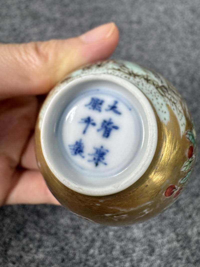 清康熙 金地五彩花蝶紋小杯 - 图8