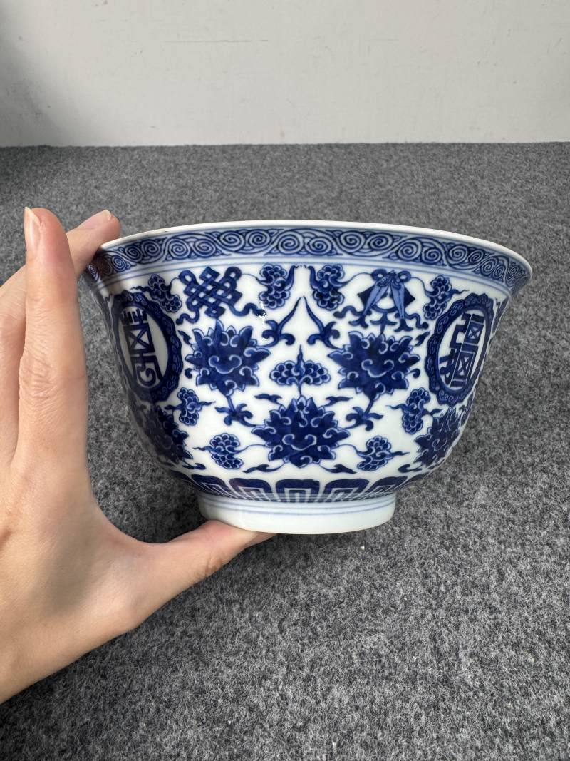 清乾隆 青花蓮托八寶紋「萬壽無疆」碗 - 图10