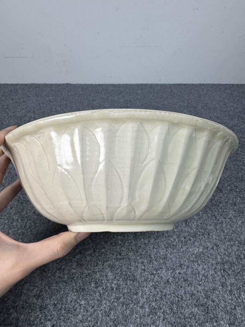 定窯白釉刻劃花碗 - 图3