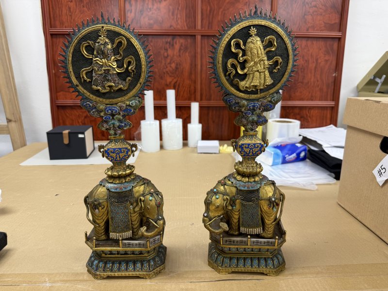 清乾隆掐絲琺瑯鎏金太平有象馱八吉祥供器一對 - 图3