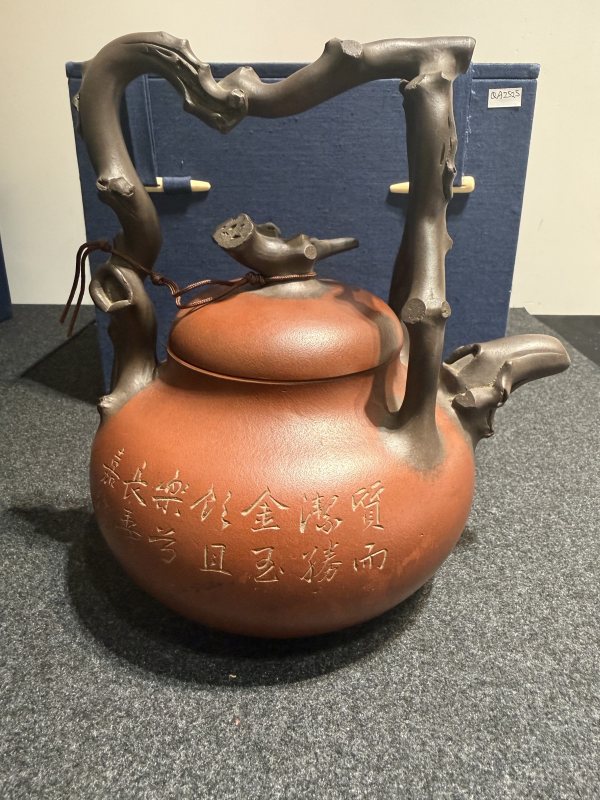 民國汪寶根製紫砂雙色東坡提梁壺 - 图3
