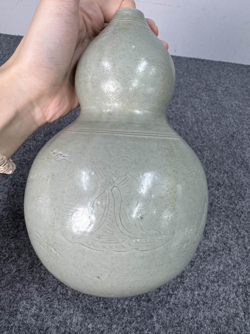 越窯青釉暗刻高士仙鶴圖葫蘆瓶 - 图8